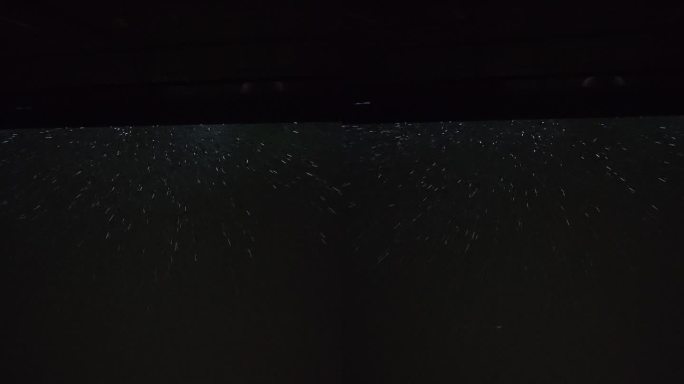 夜间雨景