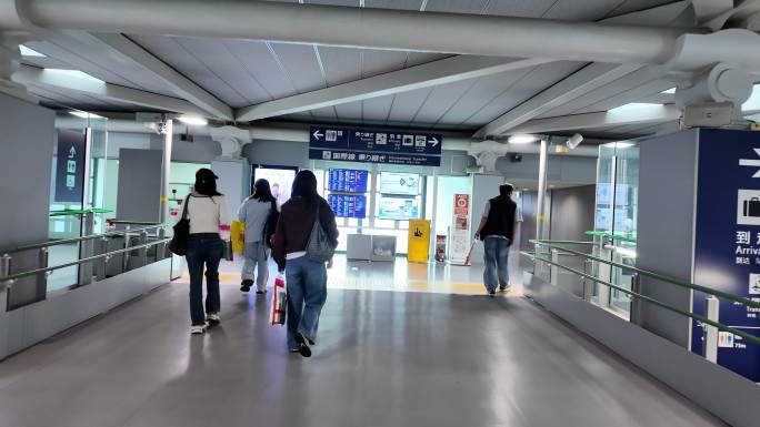 机场内部通道行人