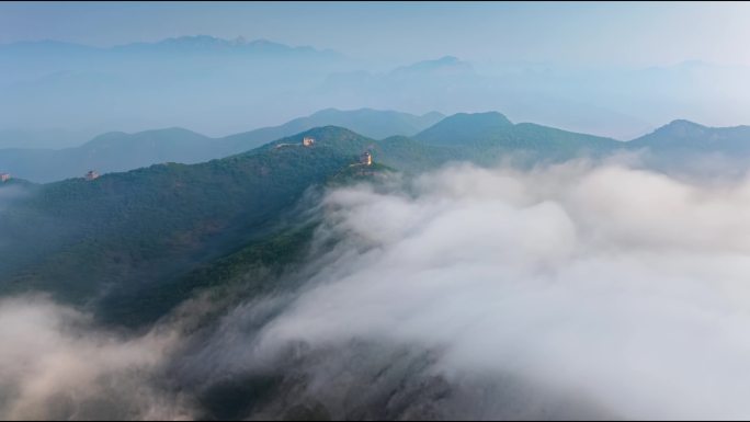 云雾缭绕的长城延时摄影