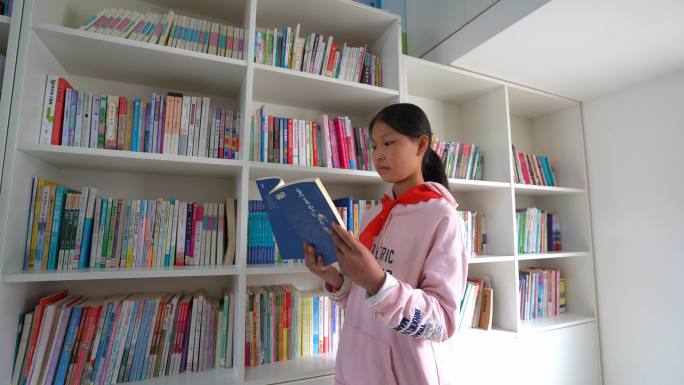 留守儿童女孩在图书馆读书