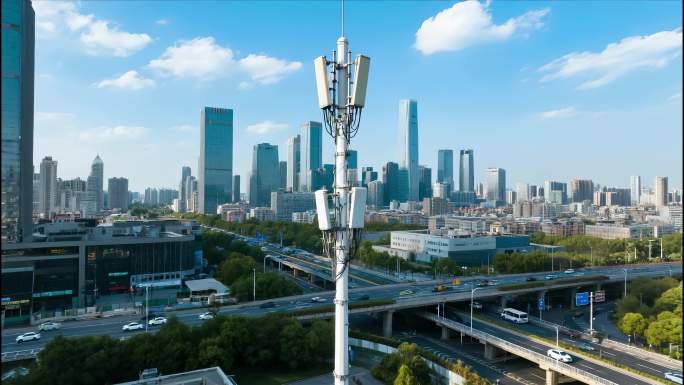 城市天际线与通信铁塔5G基站信号塔通信塔