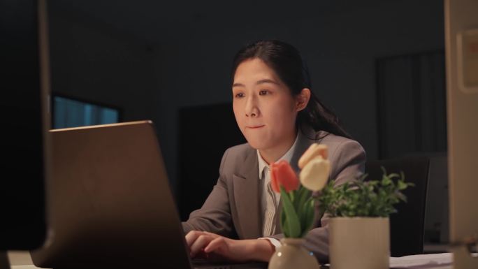 职场女性深夜工作吃夜宵