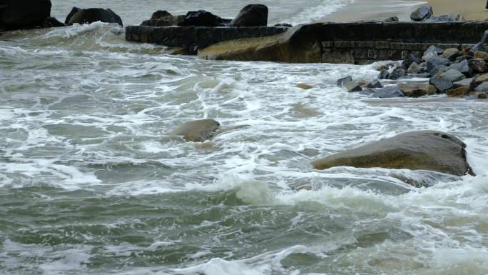海岸礁石与汹涌海浪