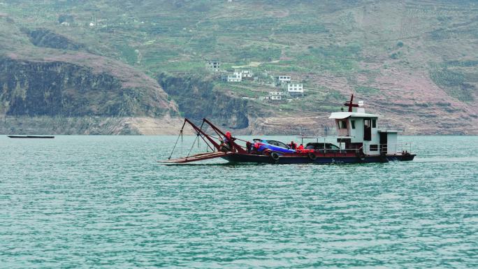 碧绿的金沙江上的渡船