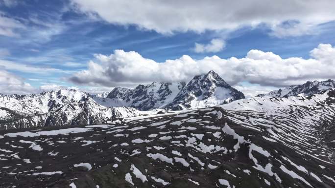 白马雪山垭口拍摄梅里雪山云雾缭绕壮丽景观