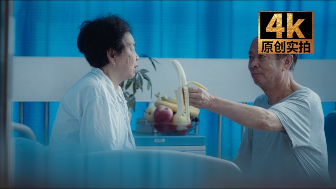 老伴悉心照料病床老伴 家人陪伴住院的奶奶