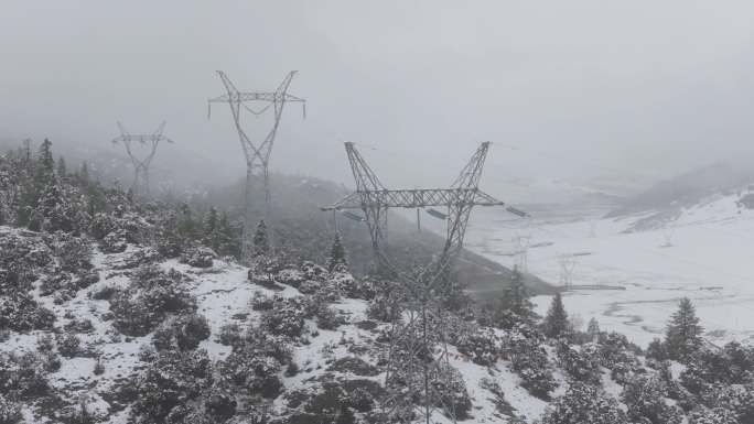 四川甘孜暴雪中西电东送电网雾凇电力塔林