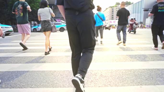 城市行人过马路人流脚步特写