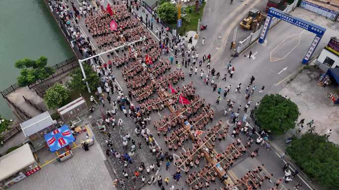 独特民俗千人抬龙舟