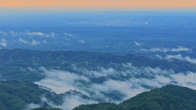 日落云海远眺城市山峦