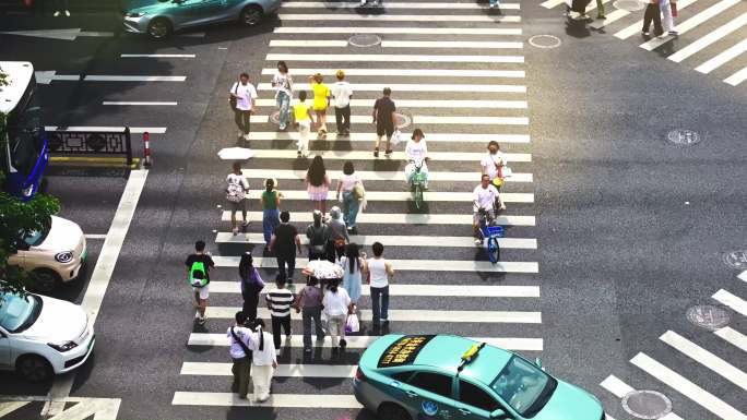 城市行人过马路人流航拍
