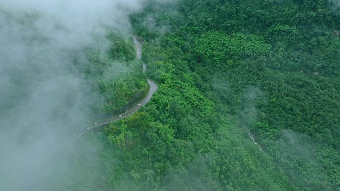 穿越云海航拍盘山公路