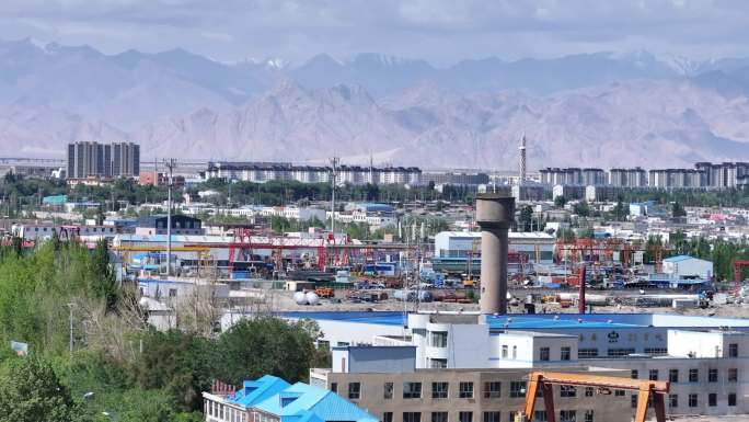 城市远景与山脉风光