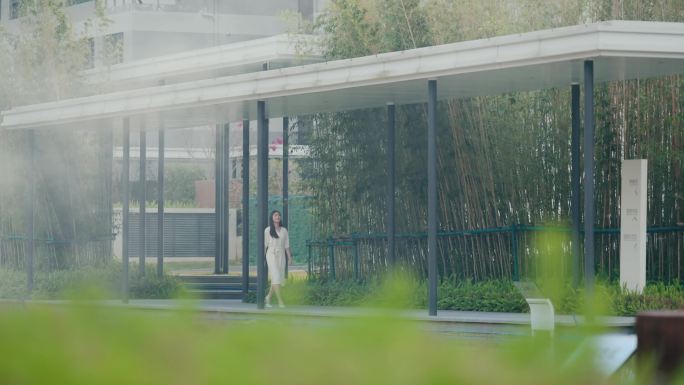 美女悠闲逛街，诗意生活2
