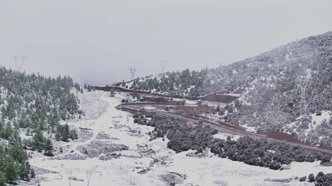 甘孜中咱高原雪山公路航拍雪中215国道