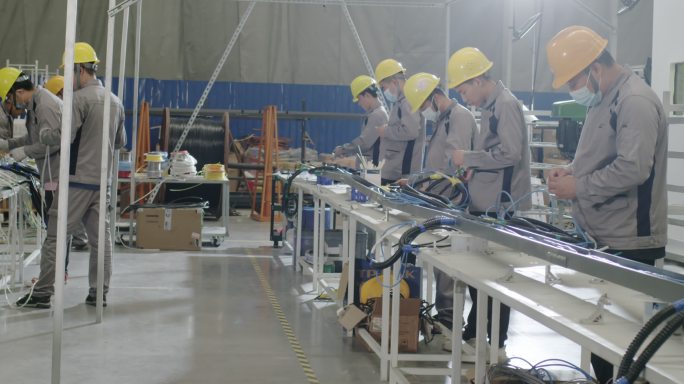 工厂工人组装电线电气设备