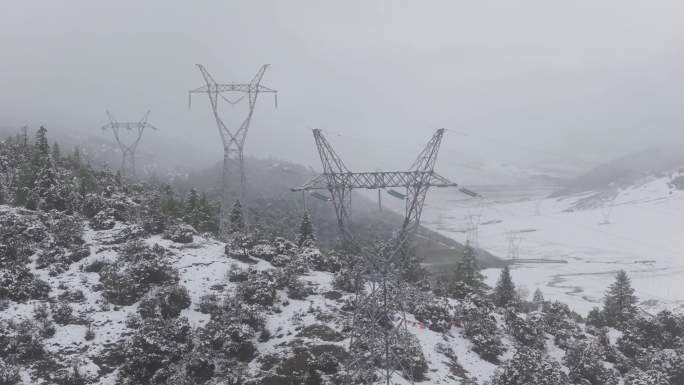 直流高压国道雪中西电东送雪山雾凇电力塔