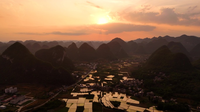贵州安顺山水喀斯特地貌日落航拍延时