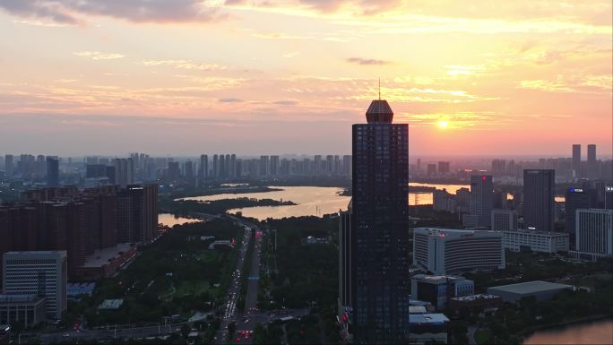 武汉东西湖区欧亚广场与金银湖的晚霞风光