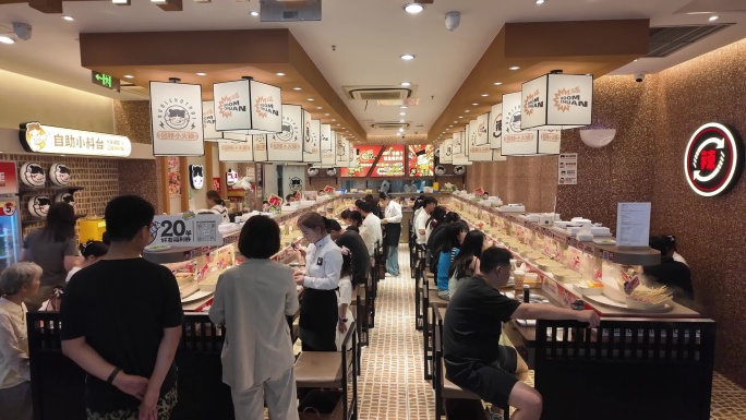 购物中心美食广场人潮涌动
