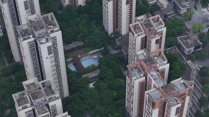 绿色植被环绕的住宅区