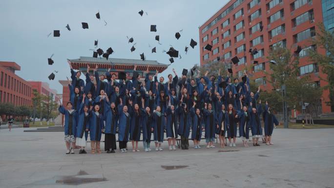 青春大学生毕业扔学士帽