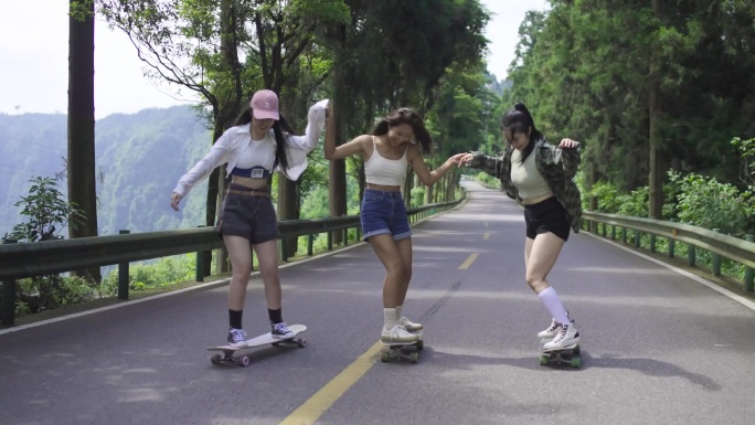 户外山林间穿越的滑板女孩们