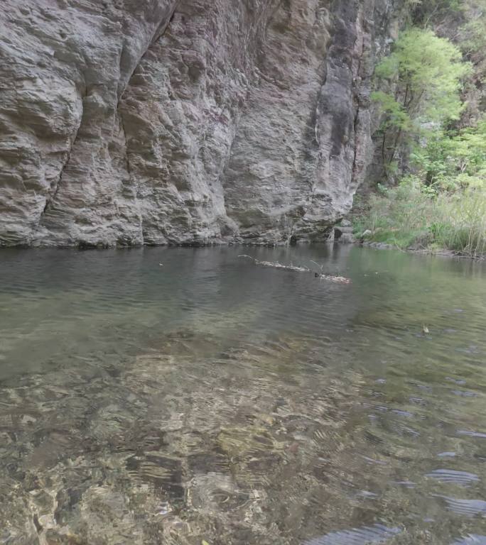 山间溪流岩壁风光
