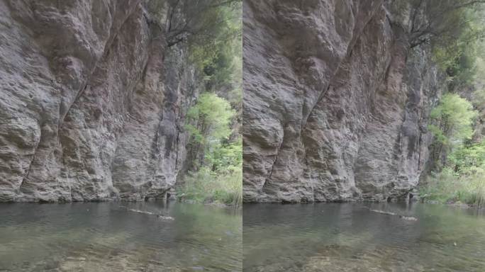 山间溪流岩壁风光