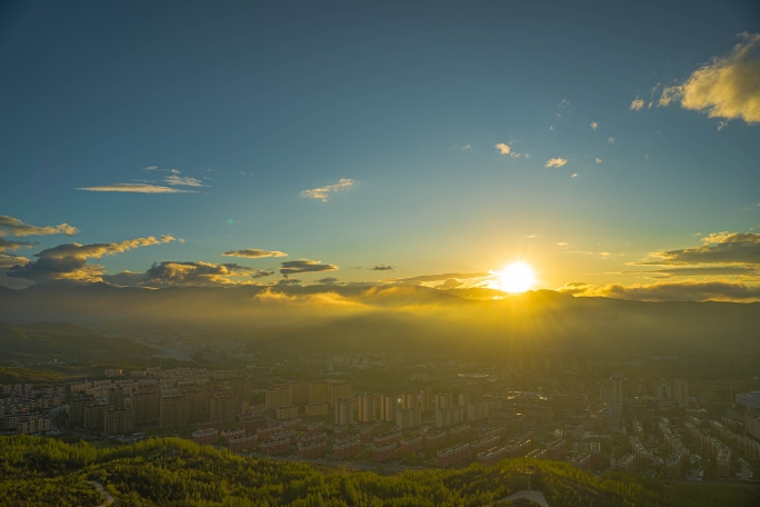 城市远景与天空云彩 阿勒泰市延时合集