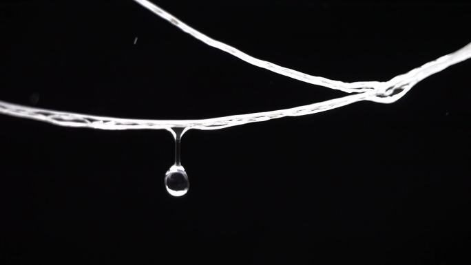 下雨天雨景雨滴落在水面雨中漫步的行人