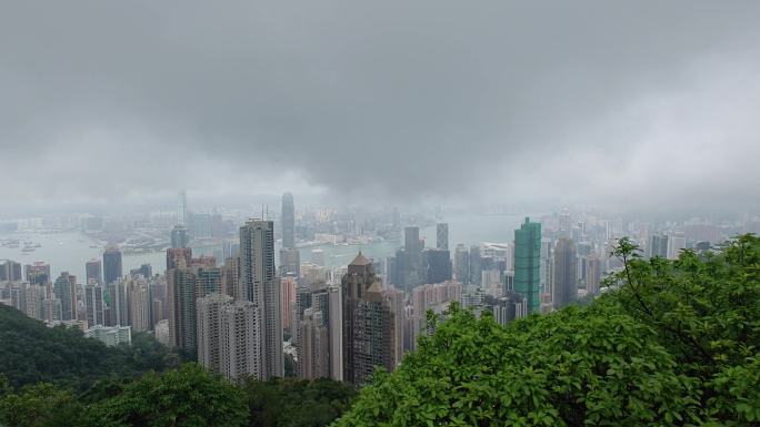 云雾缭绕中香港太平山顶俯瞰维多利亚港