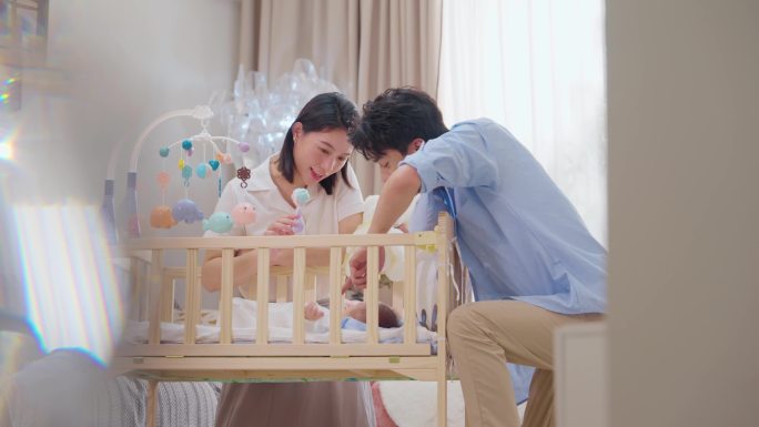 年轻父母照看婴儿