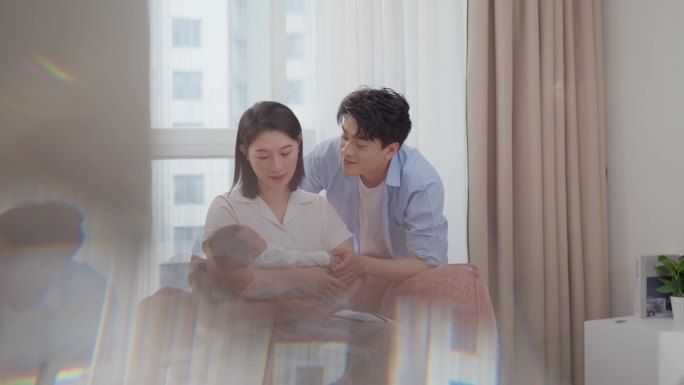 年轻夫妇温馨照料新生儿