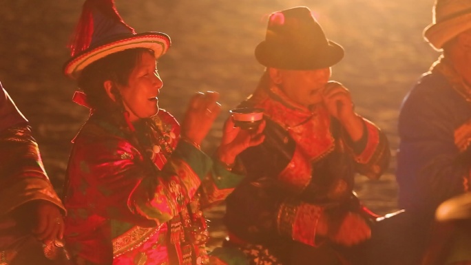 裕固族老人们欢乐的篝火晚会