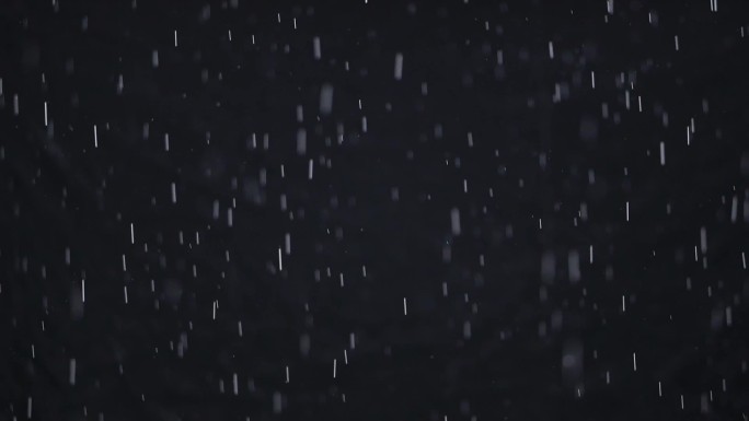 夜间雨滴坠落黑暗中的雨夜雨水雨滴下雨小雨