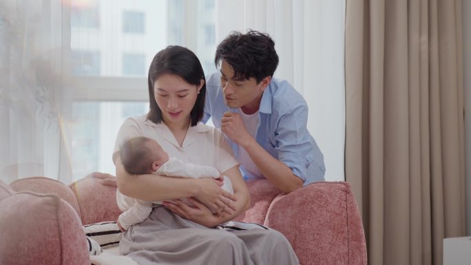 年轻父母温馨呵护新生儿