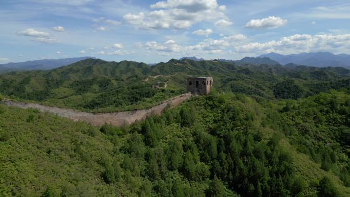 绿色山峦间的长城