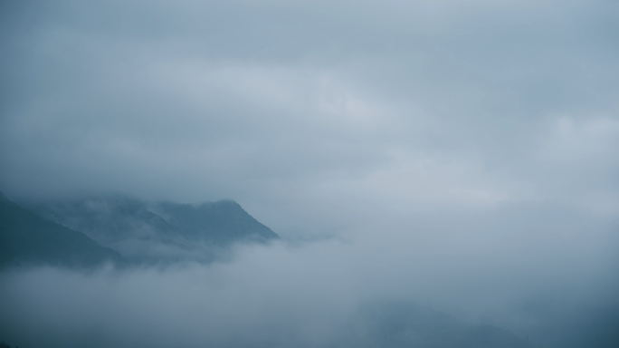 雨后云雾流动的绿色山林中式意境延时