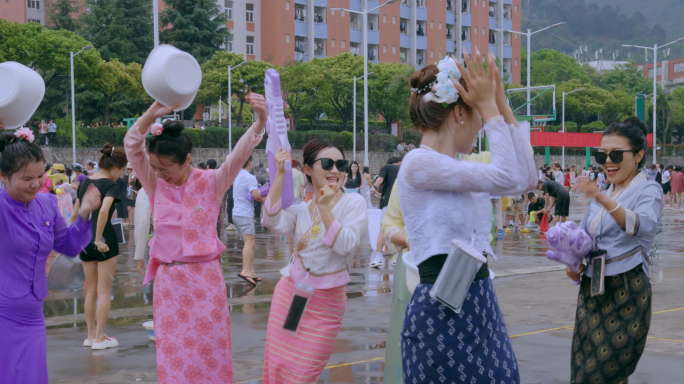 泼水节欢乐庆祝人群傣族风情少数民族