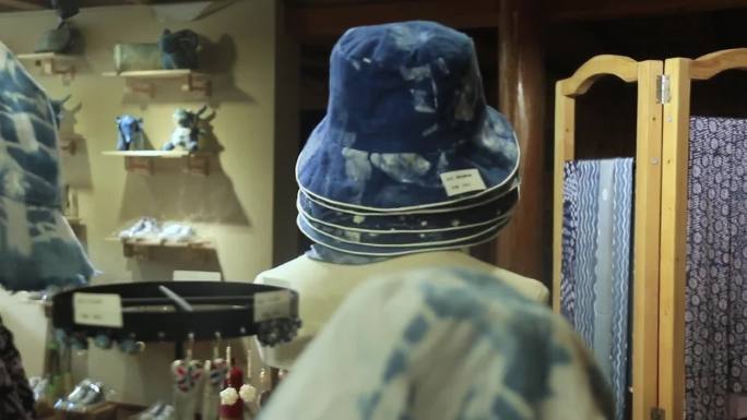 外国人挑选蜡染制品 传统扎染服饰展示