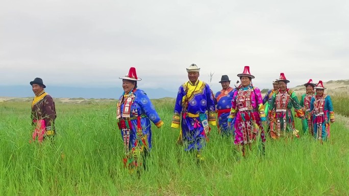 裕固族牧民在湖边行走