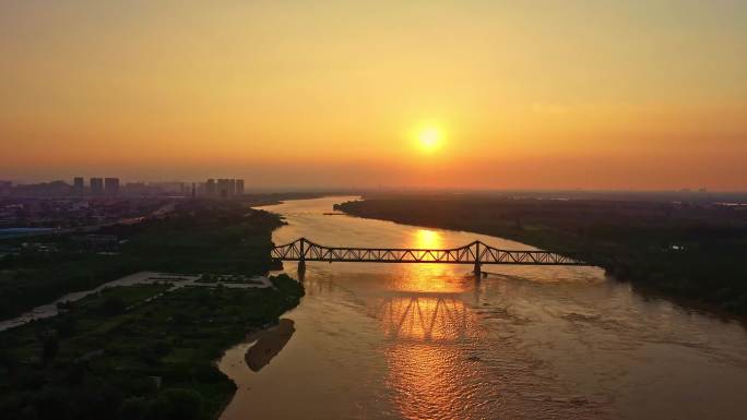夕阳下的钢铁大桥