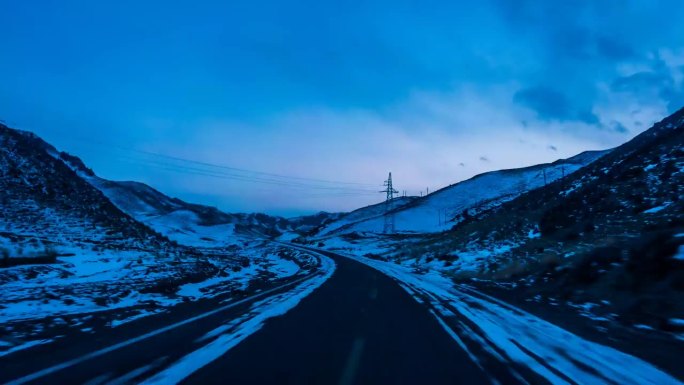 冬季阿勒泰地区的公路延时摄影，雪景，中国，新疆，亚洲。