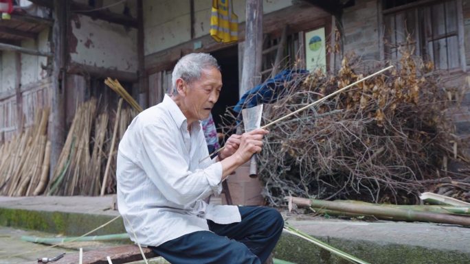 编竹篮的老手艺人
