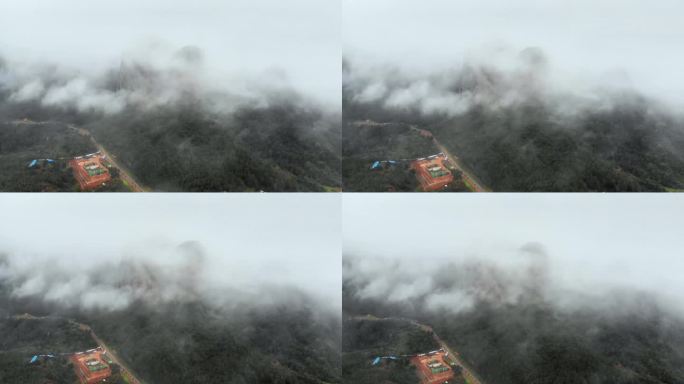 云雾缭绕的山间景色