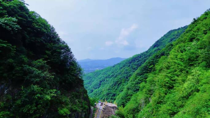 绿色山峦间的自然风光