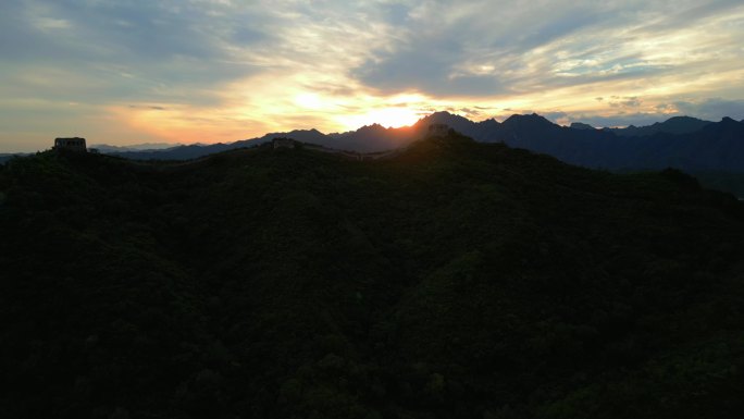 夕阳下的古老长城