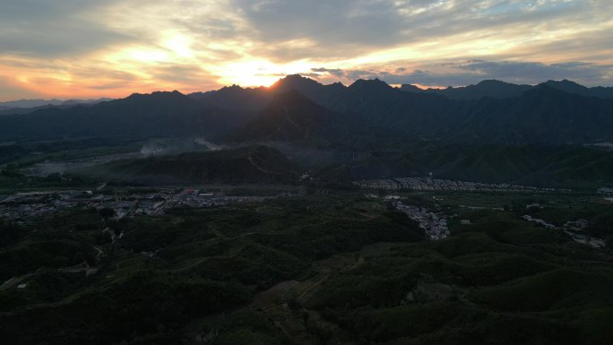 山间日出云霞景观蟠龙山长城