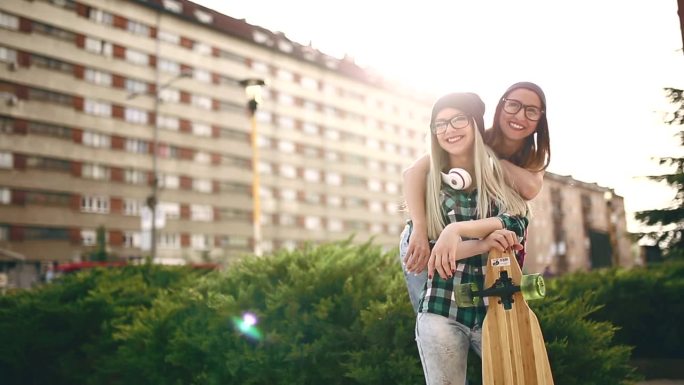 两个玩滑板的少女